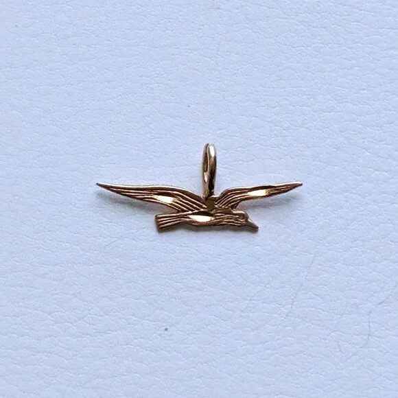 Beautiful Vintage Solid 14K Yellow Gold Diamond Cut Flying Seagull Pendant Charm